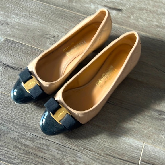 ferragamo leather pumps - Picture 1 of 6